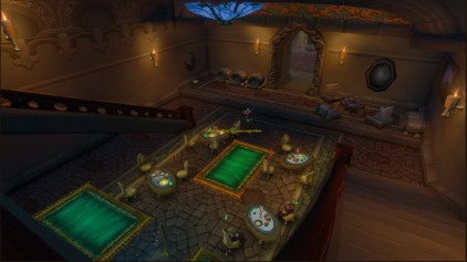 Vue intérieure de l’auberge, tables et comptoir